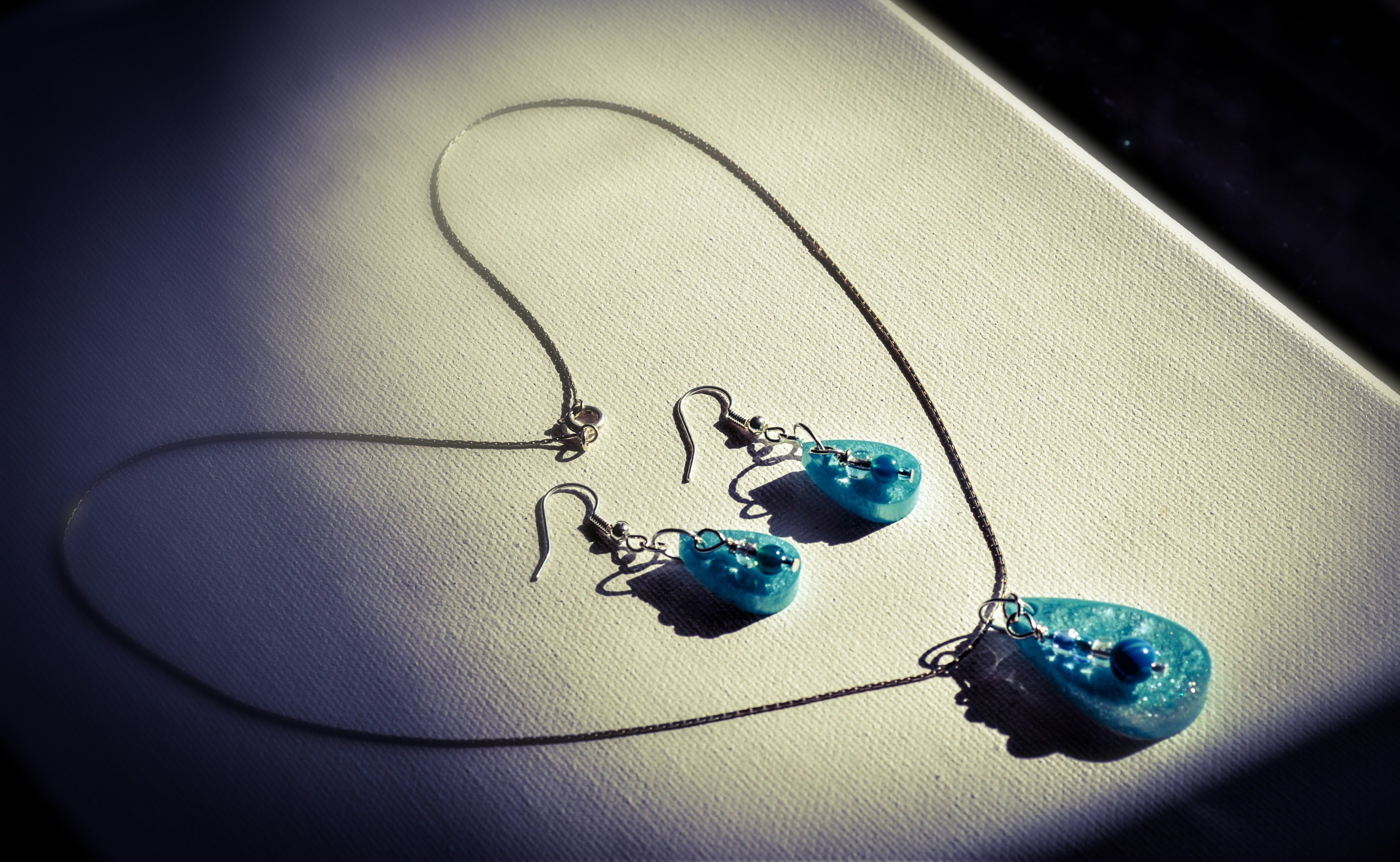 Blue Agate Stones Paired with Tear Drop Blue Resin Pendant Set